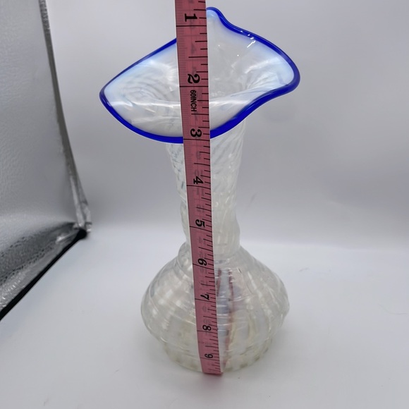 FENTON GLASS JACK IN THE PULPIT WHITE SPIRAL OPALESCENT BLUE TRIM VASE - Picture 8 of 8